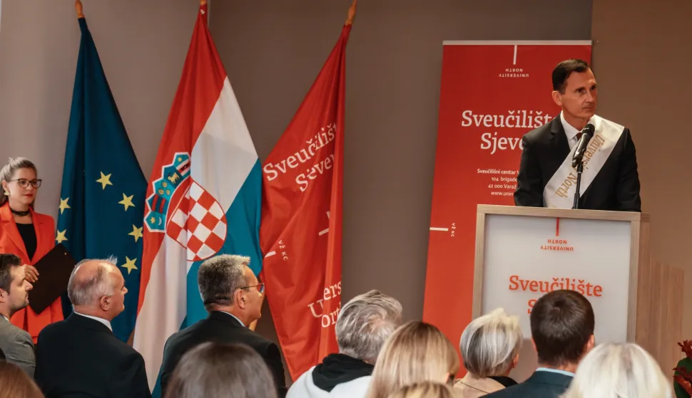 Varaždin, 1. listopada 2025. – Na svečanoj sjednici Senata Sveučilišta Sjever, rektor prof. dr. sc. Marin Milković dodijelio je počasni doktorat prof. dr. sc. Draganu Primorcu, istaknutom znanstveniku, sveučilišnom profesoru i humanitarcu, za njegov izniman i svjetski priznati doprinos znanosti, inovacijama, obrazovanju i međunarodnoj promociji Republike Hrvatske.