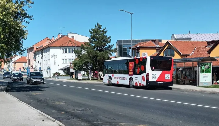 Autobus na gradskoj liniji u centru Vukovara