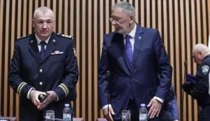 Zagreb, 01.10.2025.- Nastavak 7. sjednica Hrvatskoga sabora, koja je započela raspravom o Izvješću o radu policije u 2024. godini - podnositeljica: Vlada Republike Hrvatske. Na fotografiji Nikola Milina, Davor Božinović.foto HINA/ Admir BULJUBAŠIĆ/ abu