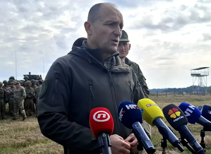 Zagreb, 1.10.2025.- Zavr?ni prikaz me?unarodne vojne vje?be Sava Star 25 na vojnom poligonu "Ga?inci", kod ?akova. Na vje?bi sudjeluje 120 pripadnika Oru?anih snaga RH i 80 pripadnika Oru?anih snaga Ujedinjenog Kraljevstva Velike Britanije i Sjeverne Irske. Na slici potpredsjednik Vlade i ministar obrane Ivan Anu?i?. foto HINA/ Igor VU?KOVI?/ ua