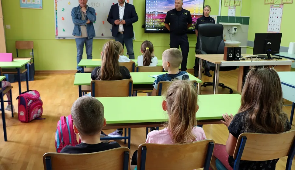 Gradskih 100 eura đakovačkim osnovcima i srednjoškolcima