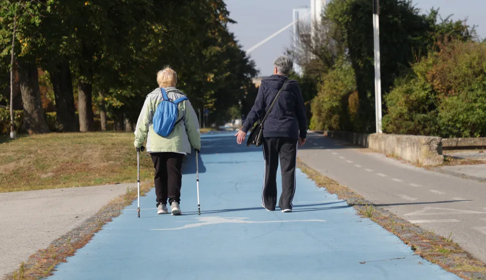 Osijek, 01. 10. 2025., Jesenska šetnja, fotošetnja, jesen, hladnije vrijeme, park, parkovi, umirovljenik; umirovljenici SNIMIO BRUNO JOBST