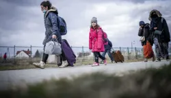 26 February 2022, Poland, Przemysl: Refugees from Ukraine walk through the Polish border area after crossing the border in Poland. Numerous people leave the country after Russia's attack on Ukraine. Many flee to Poland. Photo: Michael Kappeler/dpa Photo: Michael Kappeler/DPA