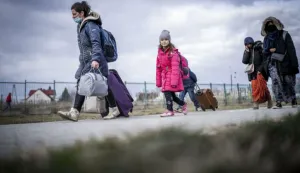 26 February 2022, Poland, Przemysl: Refugees from Ukraine walk through the Polish border area after crossing the border in Poland. Numerous people leave the country after Russia's attack on Ukraine. Many flee to Poland. Photo: Michael Kappeler/dpa Photo: Michael Kappeler/DPA
