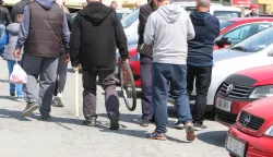 Osijek, 31.05.2020., - Nakon korone od danas počela je raditi i poznata autotržnica. Velik broj izlagača a osim automobila, bilo je voća, povrća, kojekavih metalih dijelova, kod ugostitelja janjetine i prasetine. na južnom dijelu pije bilo je zečeva, golubova, pilića, purića a i velikih.Na jednom dijelu prodaju s čarape, odjeća, rublje i obuća. Ima tu i namje&scaron;taja. Za svakog po ne&scaron;to pa ko &scaron;ta voli nek izvoli.  koronavirus; COVID-19FOTO: Željko &Scaron;epić