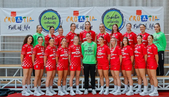 Veronika BARBARA, Lucija BEŠEN, Petra FRANČIĆ, Lara BURIC, Andrea Pavković, Dejana MILOSAVLJEVIĆ, Josipa MAMIĆ, Sara SENVALD, Andrea SIMARA, Tena PETIKA, Lea ZETOVIC, Katja VUKOVIĆ, Kristina PRKACIN, Iva ZRILIĆ, Hannah VULJAK, Kala KOSOVAC, Ana DEBELIC, Ema BALAŠKO, Katarina PAVLOVIC, Iva BULE and Petra MARINOVIĆ, Team Photoshooting, HRS Team weak, Prelog, Hrvatska, 17.09.2025., Mandatory Credit © Jozo Cabraja/kolektiff