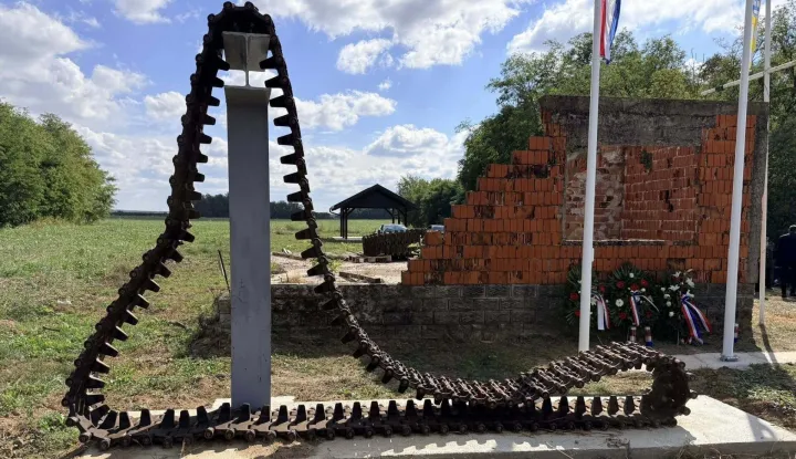 VINKOVCI - Obilježena obljetnica pogibije desetorice HOS-ovaca kod "Crvene kuće" na ulazu u Cerić2. 10. 2025.