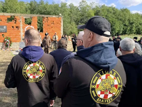 VINKOVCI - Obilježena obljetnica pogibije desetorice HOS-ovaca kod "Crvene kuće" na ulazu u Cerić2. 10. 2025.