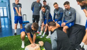 U prostorijama Opus Arene uspješno je provedena radionica kardiopulmonalne reanimacije (CPR) u sklopu inicijative "Spasi život" europske nogometne federacije (Uefe) i Europskog vijeća za reanimaciju (ERC) u kojoj su sudjelovali igrači i stručni stožer Nogometnog kluba Osijek.