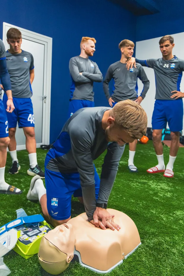 U prostorijama Opus Arene uspješno je provedena radionica kardiopulmonalne reanimacije (CPR) u sklopu inicijative "Spasi život" europske nogometne federacije (Uefe) i Europskog vijeća za reanimaciju (ERC) u kojoj su sudjelovali igrači i stručni stožer Nogometnog kluba Osijek.