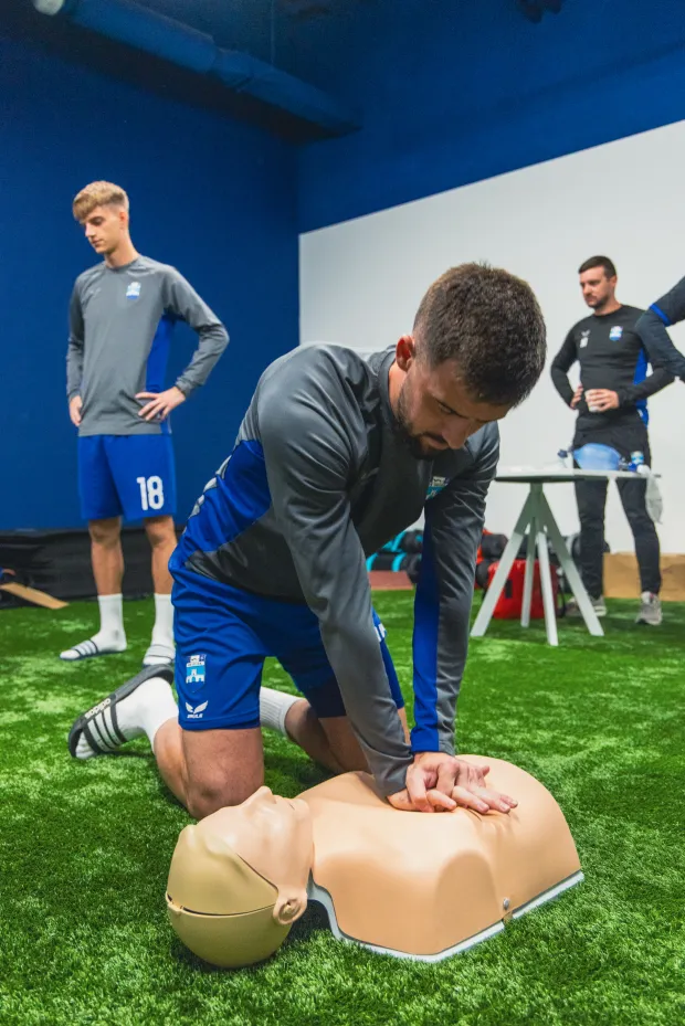 U prostorijama Opus Arene uspješno je provedena radionica kardiopulmonalne reanimacije (CPR) u sklopu inicijative "Spasi život" europske nogometne federacije (Uefe) i Europskog vijeća za reanimaciju (ERC) u kojoj su sudjelovali igrači i stručni stožer Nogometnog kluba Osijek.