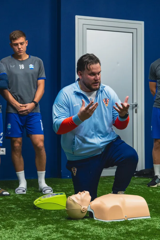 U prostorijama Opus Arene uspješno je provedena radionica kardiopulmonalne reanimacije (CPR) u sklopu inicijative "Spasi život" europske nogometne federacije (Uefe) i Europskog vijeća za reanimaciju (ERC) u kojoj su sudjelovali igrači i stručni stožer Nogometnog kluba Osijek.