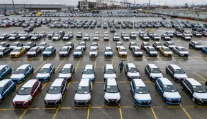 epa12016592 An image taken with a drone shows new Mitsubishi automobiles awaiting transport from the Dundalk Marine Terminal in Baltimore, Maryland, USA, 07 April 2025. In an attempt to bolster US auto production, the Trump administration has placed a 25 percent tariff on imported cars and car parts. EPA/JIM LO SCALZO