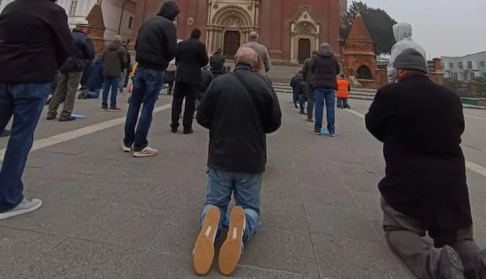 đakovo - molitelji, klečavci2024.