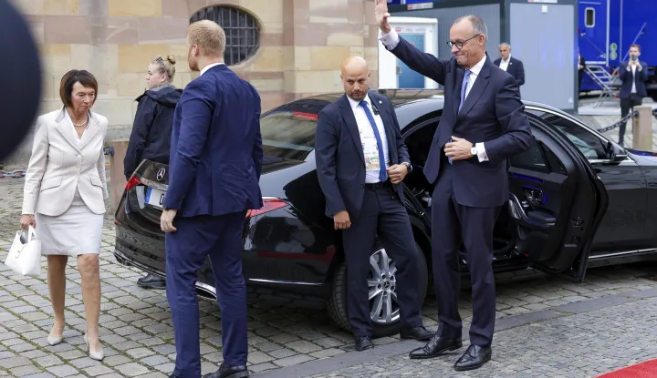 epa12426955 German Chancellor Friedrich Merz waves as he arrives (R) at an ecumenical service as part of celebrations for the Day of German Unity, in Saarbruecken, Germany, 03 October 2025. German Unity Day is marked annually on 03 October to commemorate the reunification of East and West Germany in 1990. EPA/CHRISTOPHER NEUNDORF