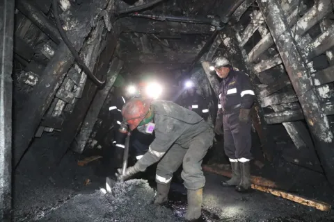 epa07340961 A handout photo made available by the Energy and Mining Ministry of Peru shows a group of rescue workers during an attempt to free four trapeed miners at the Pampahuay coal mine, in Oyon municipality, Peru, 02 February 2019 (issued 03 February 2019). A rescue operation for four trapped miners is expected to be almost finished, the Ministry informed, as rescuers were about to complete a tunnel only four meters away from the chamber where the miners are believed to be situated. EPA/ENERGY AND MINING MINISTRY HANDOUT HANDOUT EDITORIAL USE ONLY/NO SALES