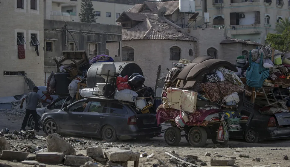 epa12428371 Internally displaced Palestinians evacuate Gaza City toward southern Gaza during an Israeli military operation in Gaza City, Gaza Strip, 03 October 2025. More than 66,000 Palestinians have been killed in the Gaza Strip since October 2023, according to the Palestinian Ministry of Health, and about 1,200 Israelis have been killed since the launch of an Israeli military campaign in response to a cross-border attack by Hamas on 07 October 2023. EPA/MOHAMMED SABER