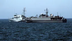 epa12119629 German Navy Class 332B mine clearance diver vessel FGS Rottweil (M1061) and Estonian Navy Sandown-class minehunter ENS Admiral Cowan (R), during the Media Day at international naval mine countermeasures' operation Open Spirit/EODEX 2025 in the Baltic Sea near Klaipeda, Lithuania, 20 May 2025. The operation mission is focused on locating and neutralizing unexploded ordnance (UXO) from World Wars I and II, which still pose significant risks to maritime safety and critical underwater infrastructure. The operation will bring together 12 warships and 19 teams of clearance divers and unmanned underwater vehicle (UUV) operators from 13 NATO countries: Lithuania, Latvia, Estonia, Belgium, the Netherlands, Germany, France, the United Kingdom, Norway, Denmark, Sweden, Canada, and Portugal. EPA/VALDA KALNINA