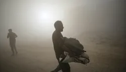 epa12420606 Internally displaced Palestinians take cover after an Israeli drone dropped a smoke bomb near Al Shifa hospital during an Israeli military operation in Gaza City, Gaza Strip, 01 October 2025. More than 66,000 Palestinians have been killed in the Gaza Strip since October 2023, according to the Palestinian Ministry of Health, and about 1,200 Israelis have been killed since the launch of an Israeli military campaign in response to a cross-border attack by Hamas on 07 October 2023. EPA/MOHAMMED SABER