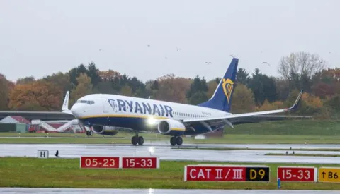 epa05612770 A Boeing 737-800 airplane of the Irish low-cost carrier Ryanair touches down at the airport in Hamburg, Germany, 01 November 2016. Ryanair has stationed two Boeing 737-800 airplanes at Hamburg airport and thus opened a new base. EPA/DANIEL BOCKWOLDT