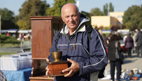 Osijek, 04. 10. 2025., Park kralja Držislava, Sajam antikviteta, listopad 2025, Zdravko Lovrić - kolecionar mlinaca za kavu SNIMIO BRUNO JOBST