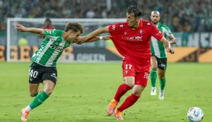 epa12413558 Osasuna's Ante Budimir (R) and Betis's Angel Ortiz in action during the Spanish LaLiga soccer match between Real Betis Balonpie and CA Osasuna, in Seville, Spain, 28 September 2025. EPA/Julio Munoz