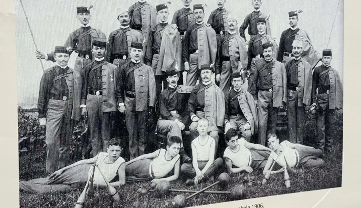 Povijesno i športsko društvo "Hrvatski sokol" Vinkovci svečanom akademijom u dvorani Gradskog kazališta Joza Ivakić, proslavio je 120 godina osnutka i uspješnog društvenog, kulturnog i sportskog djelovanja i u vremenima koja nisu bila sklona bilo kakvom spomenu Hrvata ili hrvatskog naroda.