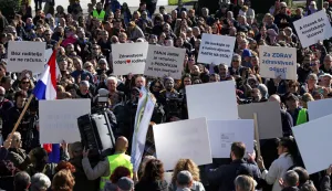 Zagreb, 4.10.2025.- Mmirno okupljanje roditelja ispred zagreba?ke Gradske uprave u organizaciji Inicijative roditelja "Karte na stol". Okupljeni tra?e uklju?ivanja roditelja u proces izrade kurikuluma zdravstvenog odgoja. foto HINA/ Lana SLIVAR DOMINI?/ ua