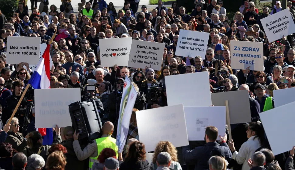 Zagreb, 4.10.2025.- Mmirno okupljanje roditelja ispred zagreba?ke Gradske uprave u organizaciji Inicijative roditelja "Karte na stol". Okupljeni tra?e uklju?ivanja roditelja u proces izrade kurikuluma zdravstvenog odgoja. foto HINA/ Lana SLIVAR DOMINI?/ ua