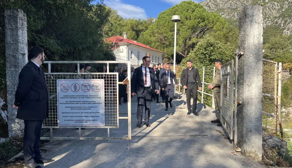 Budva, 4.10.2025.- Ministar vanjskih poslova Gordan Grli? Radman tijekom posjeta Crnoj Gori polo?io je vijenac ispred spomen-plo?e na mjestu nekada?njeg logora Morinj. foto HINA/ Damir Ramovi?/ ua