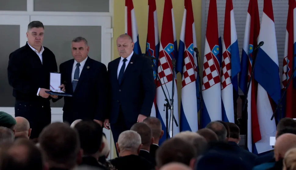 Zagreb, 4.10.2025.- Predsjednik Republike i vrhovni zapovjednik Oru?anih snaga RH Zoran Milanovi? sudjelovao je na obilje?avanju 35. obljetnice osnivanja Jedinice za posebne zadatke Ministarstva unutarnjih poslova RH - Rakitje te odlikovao umirovljene pripadnike Jedinice. Potpredsjednik Vlade i ministar hrvatskih branitelja Tomo Medved uru?io je braniteljsku zahvalnicu Jedinici za posebne zadatke MUP-a RH Tigar Rakitje za izniman doprinos i zasluge u uspostavi i obrani dr?avnog suvereniteta i teritorijalnog integriteta RH. Na slici Zoran Milanovi? i Tomo Medved. foto HINA/ Daniel KASAP/ ua