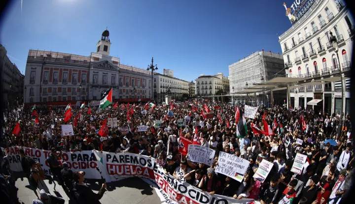 epa12423650 People take part in a protest in support of the Palestinian people and the Global Sumud Flotilla (GSF) in Madrid, Spain, 02 October 2025. The Global Sumud Flotilla, an international maritime initiative that began sailing in August 2025 en route to the Gaza Strip, aims to break the Israeli blockade and deliver humanitarian aid to Gaza. EPA/Rodrigo Jimenez