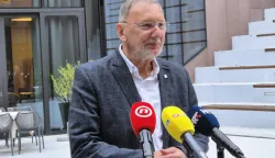 Tuheljske Toplice, 4.10.2025.- Ministar unutarnjih poslova Davor Bo?inovi? prozvao je SDP da se pretvara u populisti?ku stranku koja u javnost pu?ta la?ne informacije ?ime erodiraju demokratske osnove dru?tva. Izjavio je to u subotu u Tuheljskim Toplicama, gdje se odr?ava skup alumnija Politi?ke akademije Zaklade hrvatskog dr?avnog zavjeta, odgovaraju?i na novinarsko pitanje oko SDP-ove peticije protiv uvo?enja Chat Control uredbe. foto HINA/ Sini?a KALAJD?IJA/ ua