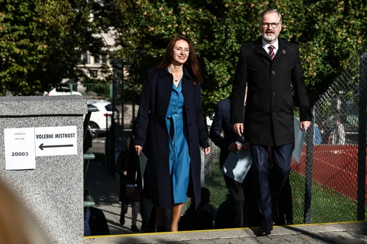 epa12428086 Czech Prime Minister Petr Fiala (R), chairman of the ODS party, and election leader of the Spolu (Together) coalition, and his wife Jana Fialova (L), arrive to cast ballots during the parliamentary elections in Brno, Czech Republic, 03 October 2025. The Czech Republic heads to the polls on 03 and 04 October 2025 to elect a new parliament. EPA/FILIP SINGER