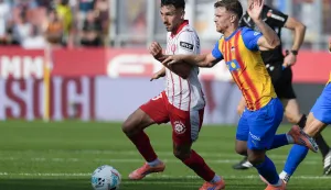 epa12430421 Girona's Ivan Martin (L) vies for the ball against Valencia's Lucas Beltran (R) during a Spanish LaLiga soccer match between Girona FC and Valencia CF in Girona, Catalonia, Spain, 04 October 2025. EPA/David Borrat