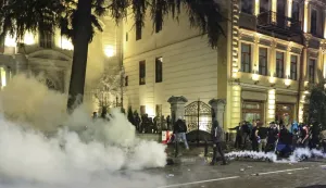 epa12430615 Georgian opposition parties supporters clash with riot police during a rally after local elections in Tbilisi, Georgia, 04 October 2025. Elections to local governments are held in Georgia on 04 October, where members of municipal meetings and 64 mayors of cities will be elected. More than 3.5 million voters will be able to take part in the elections. EPA/DAVID MDZINARISHVILI