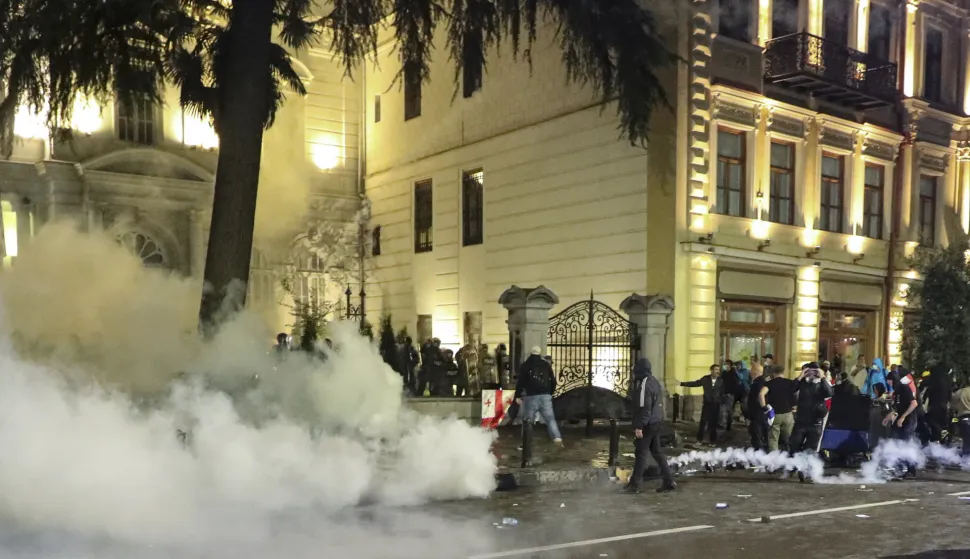 epa12430615 Georgian opposition parties supporters clash with riot police during a rally after local elections in Tbilisi, Georgia, 04 October 2025. Elections to local governments are held in Georgia on 04 October, where members of municipal meetings and 64 mayors of cities will be elected. More than 3.5 million voters will be able to take part in the elections. EPA/DAVID MDZINARISHVILI