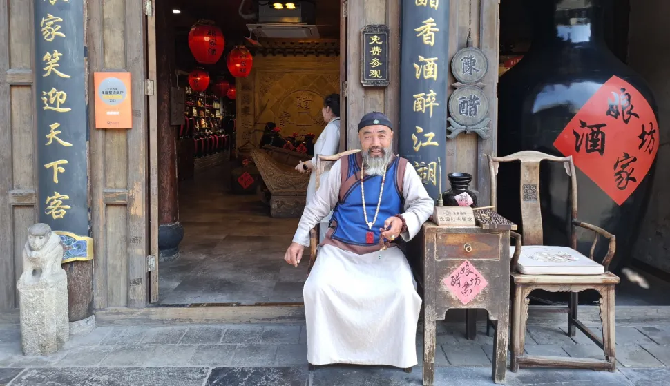 MAGAZIN INAKinez_ispred_trgovine_u_sredistu_drevnog_grada_Pingyao