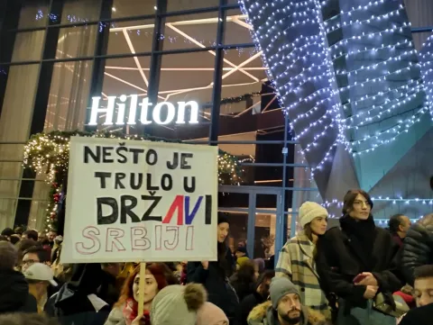 Beograd, 22.12.2024. - Tisuće ljudi okupilo se u Beogradu u nedjelju na zajedničkom prosvjedu studenata u jeku blokada više od 50 fakulteta kojima studenti zahtjevaju odgovornost vlasti za pogibiju 15 osoba na željezničkom kolodvoru u Novom Sadu i kaznenu odgovornost za nasilnike na demonstracijama diljem Srbije poslije novosadske tragedije. foto HINA/ Velimir ILIĆ/ ml