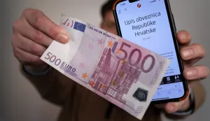 23.02.2023., Zagreb, Ministarstvo financija objavilo je javni poziv za izdavanje obveznica koje su ponudjene gradjanima. Upis pocinje u srijedu i trajat ce tjedan dana u poslovnicama banaka koje sudjeluju u tom postupku. Najmanji ulog je 500 eura, a rok dospijeca dvije godine. Kamatna stopa je 3,25 posto. Prvim tzv. narodnim obveznicama u novijoj hrvatskoj povijesti Vlada zeli prikupiti milijardu eura Photo: Emica Elvedji/PIXSELL