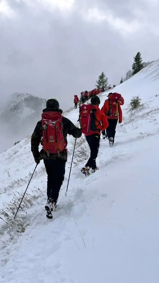 Zagreb, 5.10.2025.- Spasioci slovenske gorske slu?be spa?avanja (GRZS) uspjeli su do?i na podru?je lavine koja je u nedjelju, na planini Tosc, Julijskim Alpama, zatrpala troje hrvatskih planinara i za njima se traga, objavili su slovenski mediji pozivaju?i se na GRZS.foto HINA/ STA/ GRZS/ ua