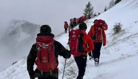 Zagreb, 5.10.2025.- Spasioci slovenske gorske slu?be spa?avanja (GRZS) uspjeli su do?i na podru?je lavine koja je u nedjelju, na planini Tosc, Julijskim Alpama, zatrpala troje hrvatskih planinara i za njima se traga, objavili su slovenski mediji pozivaju?i se na GRZS.foto HINA/ STA/ GRZS/ ua