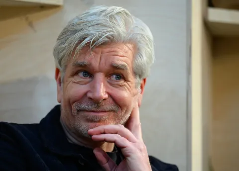 27 March 2025, Saxony, Leipzig: Karl Ove Knausgard, author from Norway, takes part in a discussion at the stand of the guest country Norway at the Leipzig Book Fair. Until 30.03.2025, 2,040 exhibitors from 45 countries will be presenting new products at this spring of books. The motto of this year's fair is "Words move worlds". This year's guest country is Norway. Photo: Hendrik Schmidt/dpa Photo: Hendrik Schmidt/DPA