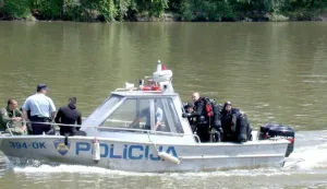 3.lipanj 2007.Policija i ronioci pretrazuju koristo Drave kod kompe u potrazi za utopljenikom Igor Dujmovic------crna4 st