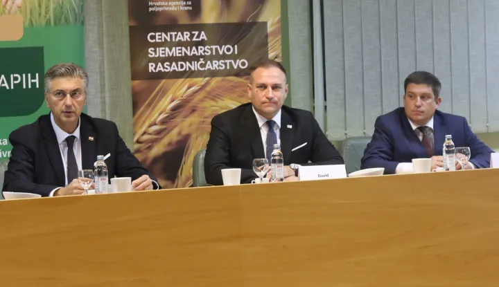 Osijek, 06. 10. 2025, Brijest, Usorska 19. Premijer Andrej Plenković u Centru za sjemenarstvo i rasadničarstvo Osijek, Svinjska kuga ASK. Andrej Plenković, David Vlajčić i Oleg Butković.snimio GOJKO MITIĆ