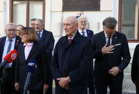 Zagreb, 7.10.2025 - Predsjednik Vlade Andrej Plenković položio je lovorov vijenac ispred spomen-ploče na zgradi Vlade Republike Hrvatske, u povodu obilježavanja 34. obljetnice raketiranja Banskih dvora. Na slici Franjo Gregurić dao je izjavu za medije.foto HINA/ Damir SENČAR/ ds