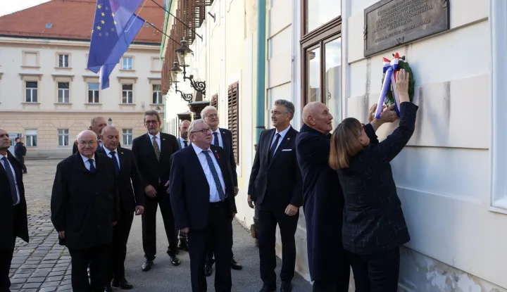 Zagreb, 7.10.2025 - Predsjednik Vlade Andrej Plenković položio je lovorov vijenac ispred spomen-ploče na zgradi Vlade Republike Hrvatske, u povodu obilježavanja 34. obljetnice raketiranja Banskih dvora. Na slici Andrej Plenković, Franjo Gregurić, Zdravka Bušić, Vladimir Šeks, Zvoko Kusić, Radovan Fuchs, Tomo Medved, Mate Granić, Ivan Anušić.foto HINA/ Damir SENČAR/ ds
