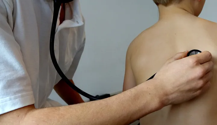 PREGLED DOKTOR PEDIJATAR DIJETE PLUĆA