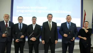 Zagreb, 07.10.2025 - Ministar znanosti, obrazovanja i mladih Radovan Fuchs i rektori pet sveučilišta - Sveučilišta u Dubrovniku, Sveučilišta Jurja Dobrile u Puli, Sveučilišta u Rijeci, Sveučilišta u Slavonskom Brodu te Sveučilišta u Zadru - potpisali su prve programske ugovore za javna sveučilišta u Hrvatskoj. Na fotografiji dekani sa ministrom Radovanom Fuchsom.foto HINA/ Denis CERIĆ /dc