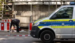 epa12420556 Police cordon off an area after the discovery of a suspicious backpack in the vicinity of the Oktoberfest grounds in Munich, Germany, 01 October 2025. The Oktoberfest grounds in Munich will remain closed until at least 5 p.m. local time on 01 October, following an 'unspecified' bomb threat, police said. The threat is linked to a large-scale police operation in northern Munich, where explosive devices were found inside a burning house, leaving one dead. EPA/DIEGO FEDELE